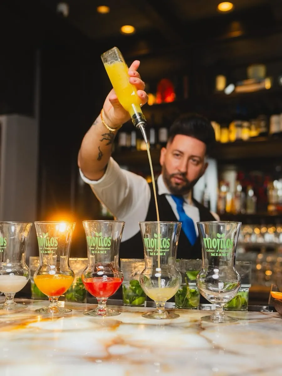 Bartender preparando mojitos de happy hour en Mojitos Calle 8, Miami