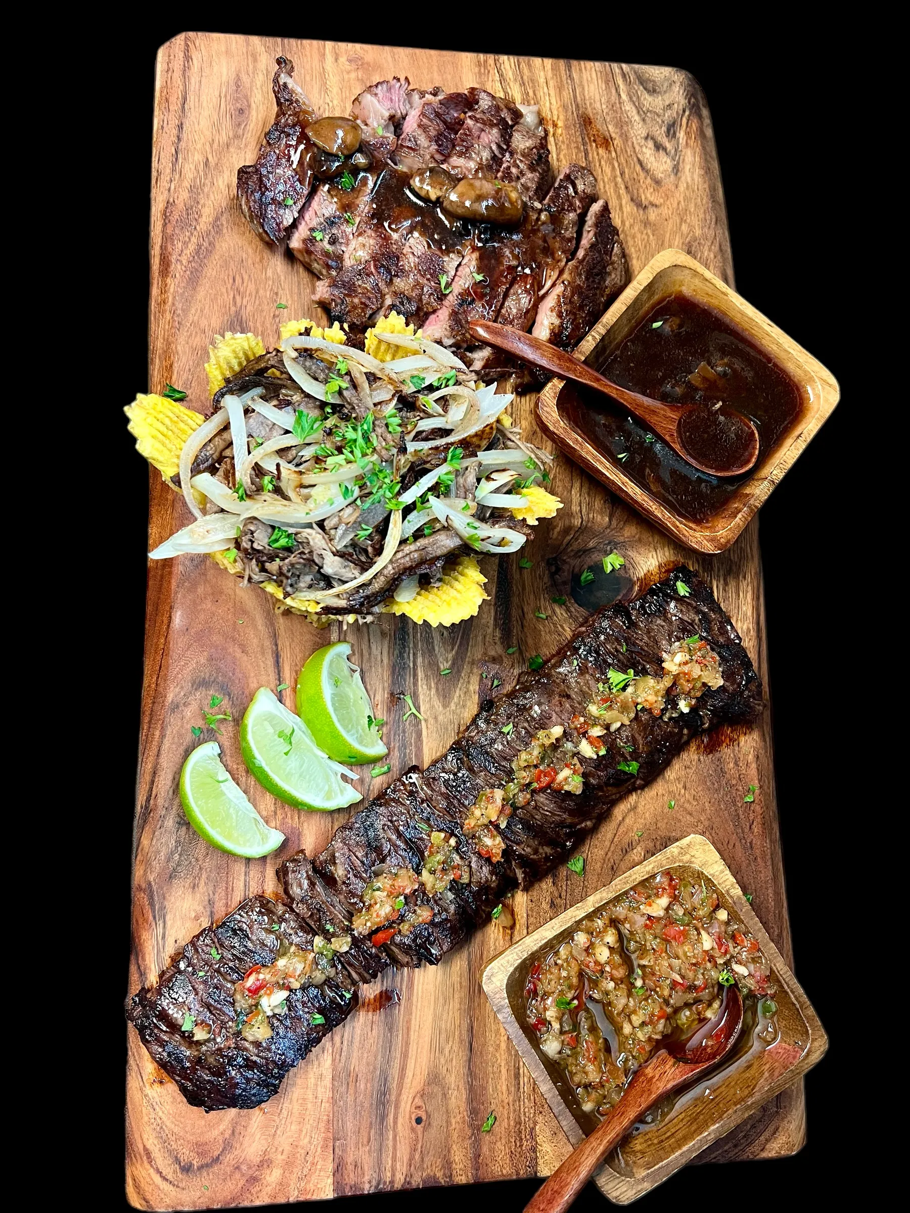 Tabla de carnes con ribeye en salsa de champiñones, vaca frita con cebolla sobre mariquitas y churrasco con chimichurri y limón en Mojitos Calle 8 en Miami