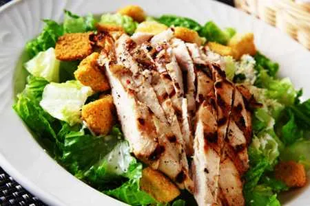 Ensalada César con pollo a la parrilla, lechuga romana, crutones y aderezo cremoso en Mojitos Calle 8, restaurante cubano en Miami