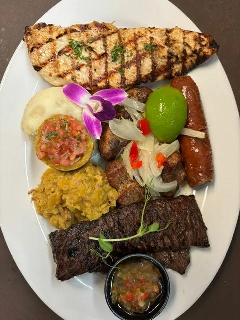Parrillada mixta con pechuga de pollo a la plancha, churrasco, chorizo, cerdo, fufú de plátano y tostones rellenos en Mojitos Calle 8, restaurante cubano en Miami